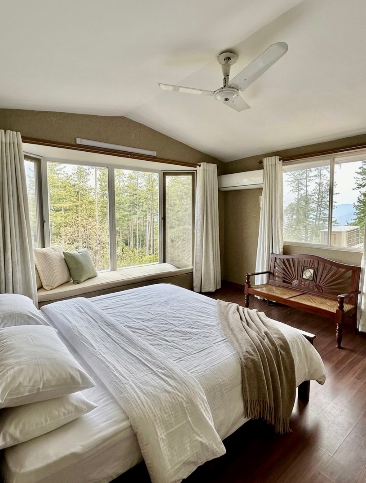 English Country Side Villa • Murree • Garden • BBQ, photo 4